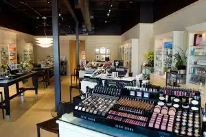 ارتقای تجربه مشتری بعد از راه ‌اندازی مغازه لوازم آرایشی